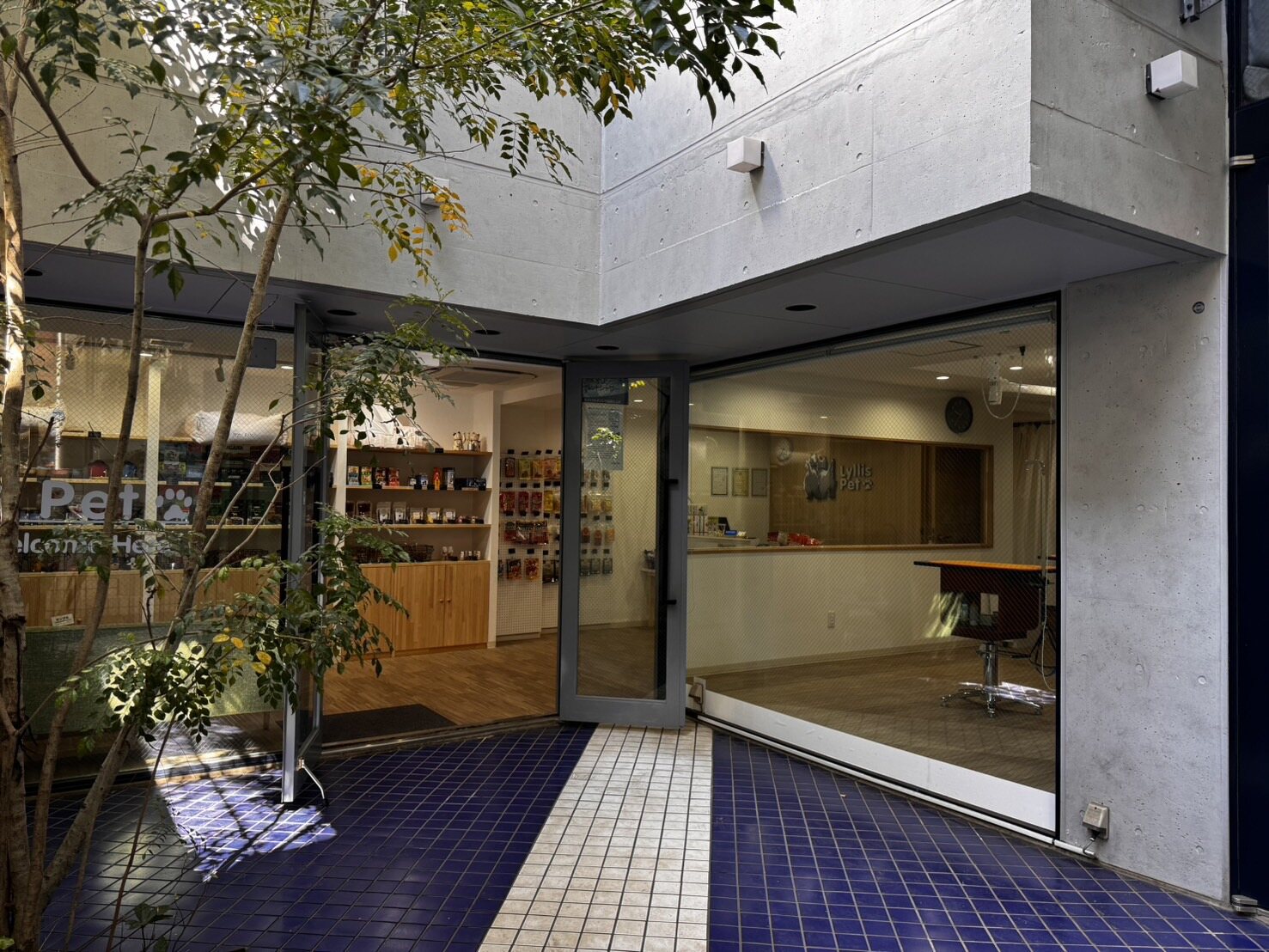 緑に囲まれたLyllis Petの店舗入口
