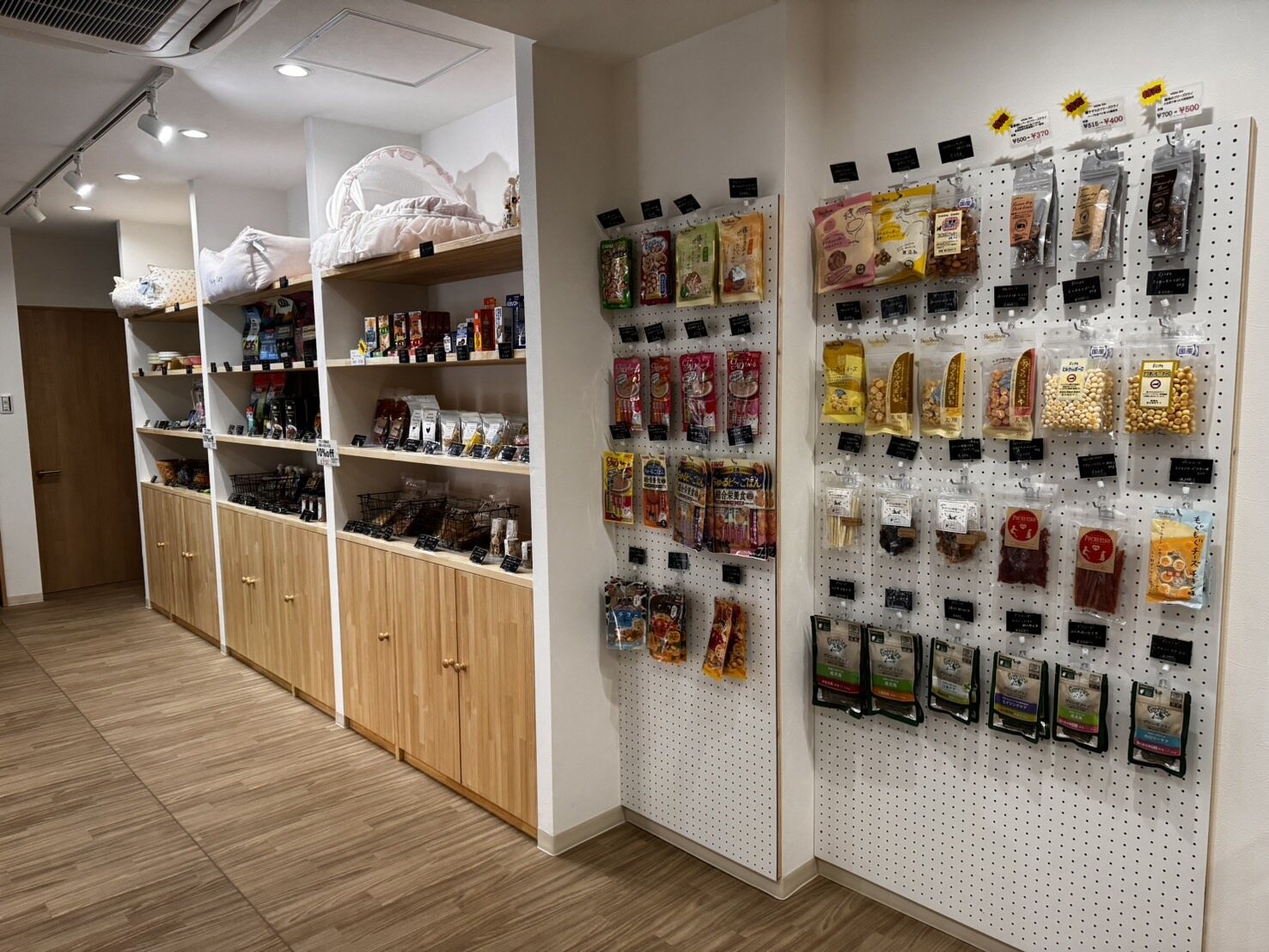 おやつやペット用品が並ぶ店内の商品コーナー